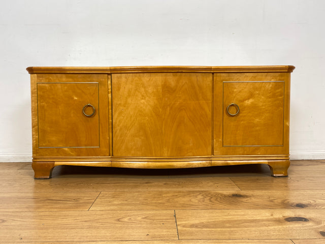 WMK I Formschönes helles Mid-Century Sideboard aus vollem Holz mit Schubladen, abnehmbarer Glasauflage und Messingbeschlag I Kommode Schrank Wäschekommode TV Lowboard Vintage 60er Berlin Passau Bremen
