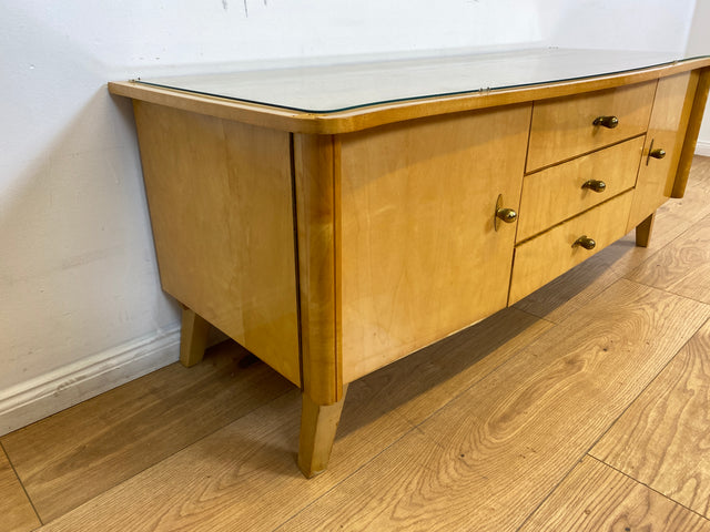 WMK I Freundliches helles Mid-Century Sideboard aus vollem Holz mit schönen Originalgriffen, Glasauflage & Schubladen I Kommode Lowboard Wäschekommode TV Board Bank Vintage 50er 60er Berlin Bremen NRW