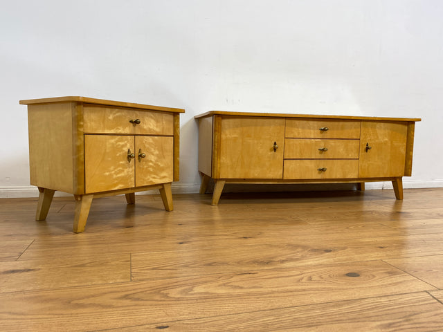 WMK I Freundliches helles Mid-Century Sideboard aus vollem Holz mit schönen Originalgriffen, Glasauflage & Schubladen I Kommode Lowboard Wäschekommode TV Board Bank Vintage 50er 60er Berlin Bremen NRW