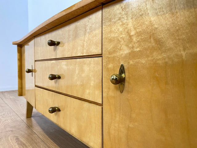WMK I Freundliches helles Mid-Century Sideboard aus vollem Holz mit schönen Originalgriffen, Glasauflage & Schubladen I Kommode Lowboard Wäschekommode TV Board Bank Vintage 50er 60er Berlin Bremen NRW