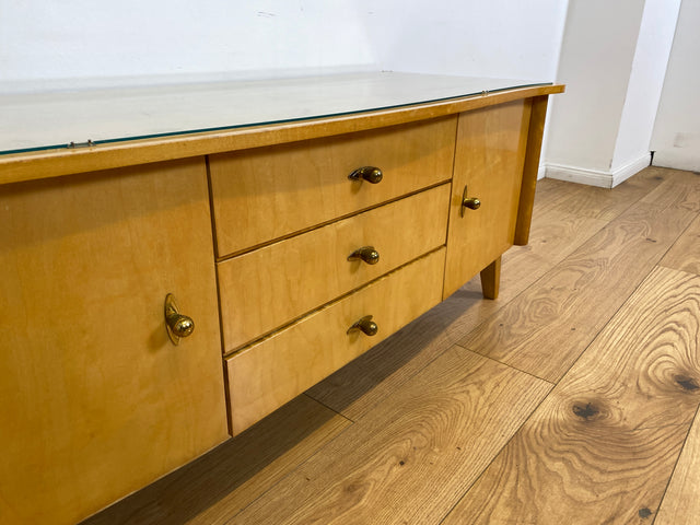 WMK I Freundliches helles Mid-Century Sideboard aus vollem Holz mit schönen Originalgriffen, Glasauflage & Schubladen I Kommode Lowboard Wäschekommode TV Board Bank Vintage 50er 60er Berlin Bremen NRW