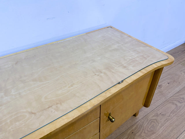 WMK I Freundliches helles Mid-Century Sideboard aus vollem Holz mit schönen Originalgriffen, Glasauflage & Schubladen I Kommode Lowboard Wäschekommode TV Board Bank Vintage 50er 60er Berlin Bremen NRW