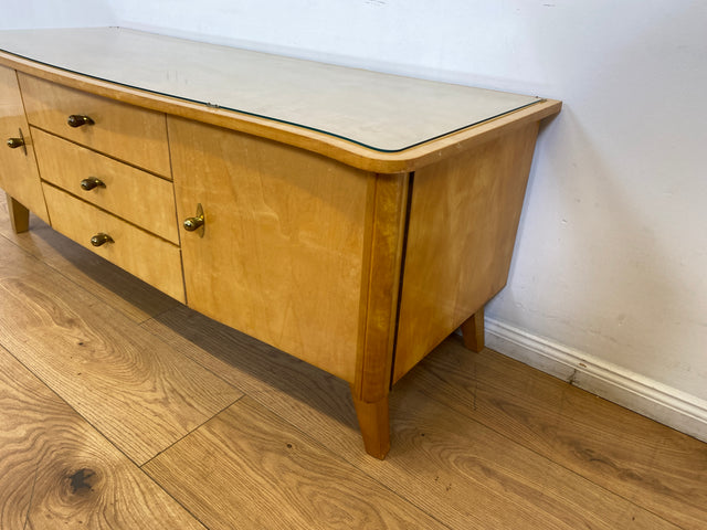 WMK I Freundliches helles Mid-Century Sideboard aus vollem Holz mit schönen Originalgriffen, Glasauflage & Schubladen I Kommode Lowboard Wäschekommode TV Board Bank Vintage 50er 60er Berlin Bremen NRW