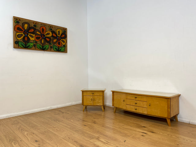 WMK I Freundliches helles Mid-Century Sideboard aus vollem Holz mit schönen Originalgriffen, Glasauflage & Schubladen I Kommode Lowboard Wäschekommode TV Board Bank Vintage 50er 60er Berlin Bremen NRW