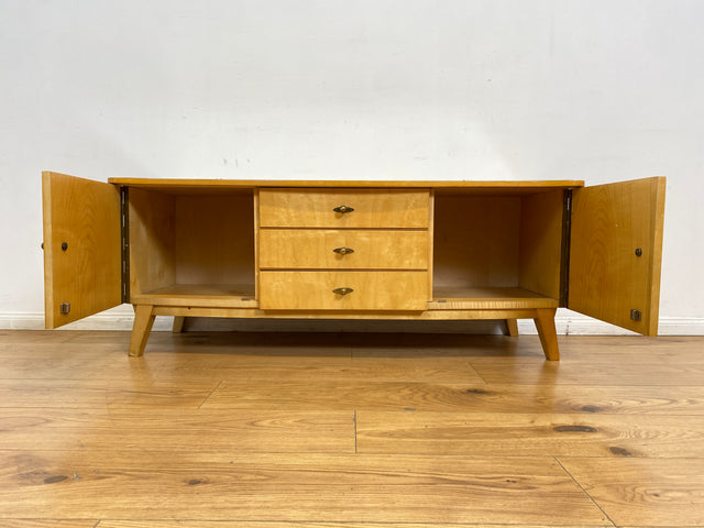 WMK I Freundliches helles Mid-Century Sideboard aus vollem Holz mit schönen Originalgriffen, Glasauflage & Schubladen I Kommode Lowboard Wäschekommode TV Board Bank Vintage 50er 60er Berlin Bremen NRW