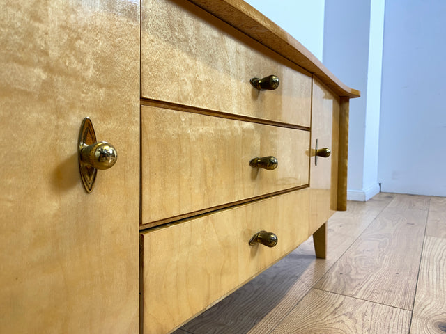 WMK I Freundliches helles Mid-Century Sideboard aus vollem Holz mit schönen Originalgriffen, Glasauflage & Schubladen I Kommode Lowboard Wäschekommode TV Board Bank Vintage 50er 60er Berlin Bremen NRW