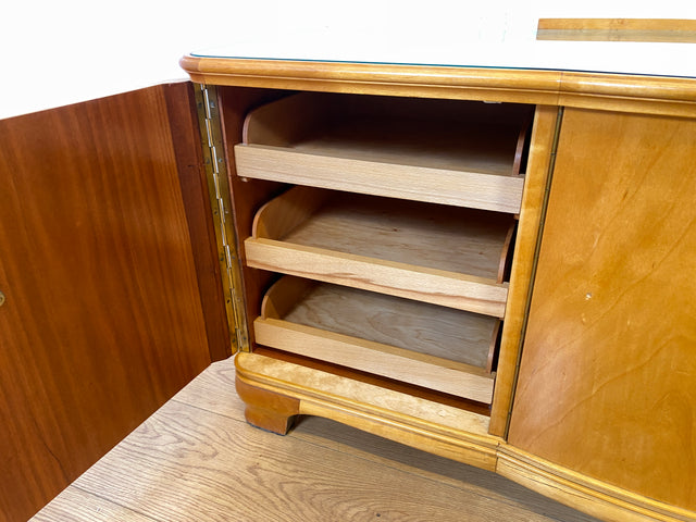 WMK I Formschönes helles Mid-Century Sideboard aus vollem Holz mit Schubladen, abnehmbarer Glasauflage und Messingbeschlag I Kommode Schrank Wäschekommode TV Lowboard Vintage 60er Berlin Passau Bremen