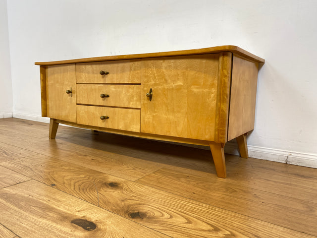 WMK I Freundliches helles Mid-Century Sideboard aus vollem Holz mit schönen Originalgriffen, Glasauflage & Schubladen I Kommode Lowboard Wäschekommode TV Board Bank Vintage 50er 60er Berlin Bremen NRW
