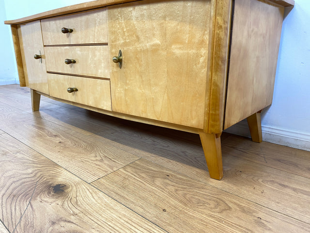 WMK I Freundliches helles Mid-Century Sideboard aus vollem Holz mit schönen Originalgriffen, Glasauflage & Schubladen I Kommode Lowboard Wäschekommode TV Board Bank Vintage 50er 60er Berlin Bremen NRW