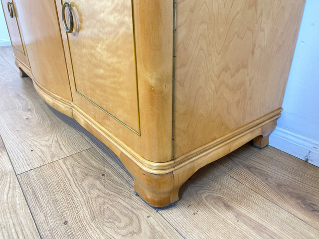 WMK I Formschönes helles Mid-Century Sideboard aus vollem Holz mit Schubladen, abnehmbarer Glasauflage und Messingbeschlag I Kommode Schrank Wäschekommode TV Lowboard Vintage 60er Berlin Passau Bremen