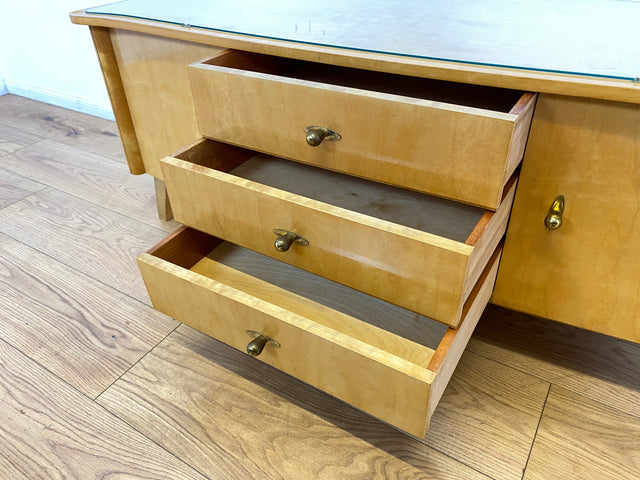 WMK I Freundliches helles Mid-Century Sideboard aus vollem Holz mit schönen Originalgriffen, Glasauflage & Schubladen I Kommode Lowboard Wäschekommode TV Board Bank Vintage 50er 60er Berlin Bremen NRW