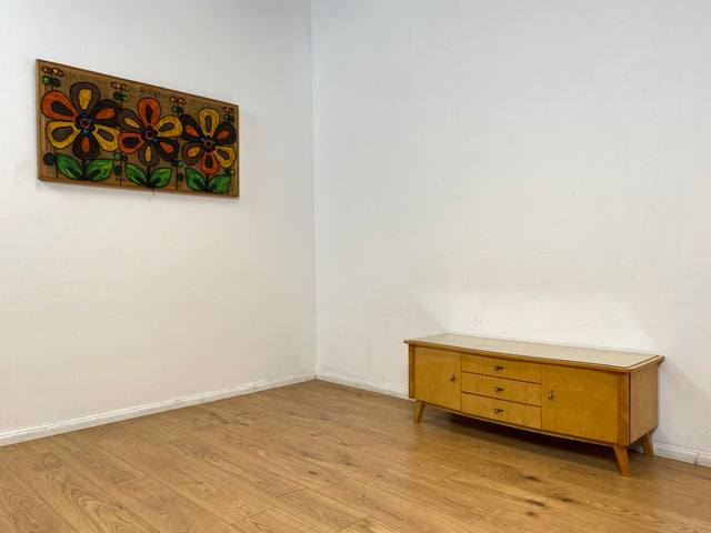 WMK I Freundliches helles Mid-Century Sideboard aus vollem Holz mit schönen Originalgriffen, Glasauflage & Schubladen I Kommode Lowboard Wäschekommode TV Board Bank Vintage 50er 60er Berlin Bremen NRW