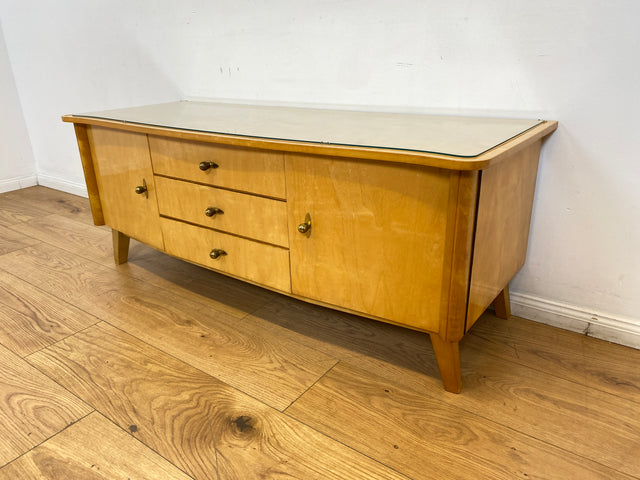WMK I Freundliches helles Mid-Century Sideboard aus vollem Holz mit schönen Originalgriffen, Glasauflage & Schubladen I Kommode Lowboard Wäschekommode TV Board Bank Vintage 50er 60er Berlin Bremen NRW