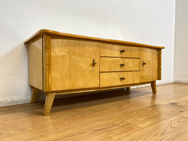 WMK I Freundliches helles Mid-Century Sideboard aus vollem Holz mit schönen Originalgriffen, Glasauflage & Schubladen I Kommode Lowboard Wäschekommode TV Board Bank Vintage 50er 60er Berlin Bremen NRW