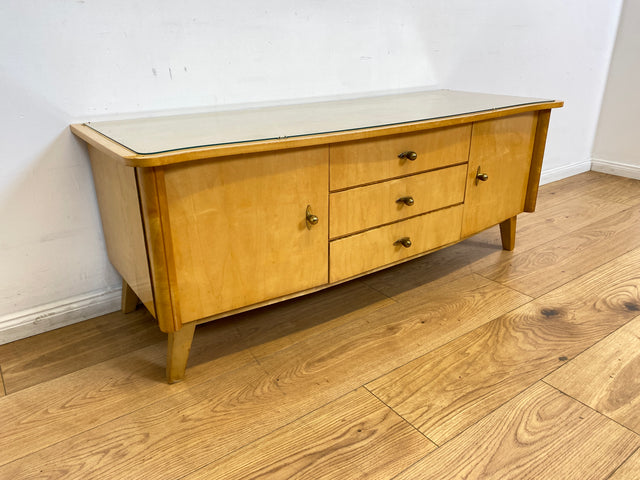 WMK I Freundliches helles Mid-Century Sideboard aus vollem Holz mit schönen Originalgriffen, Glasauflage & Schubladen I Kommode Lowboard Wäschekommode TV Board Bank Vintage 50er 60er Berlin Bremen NRW