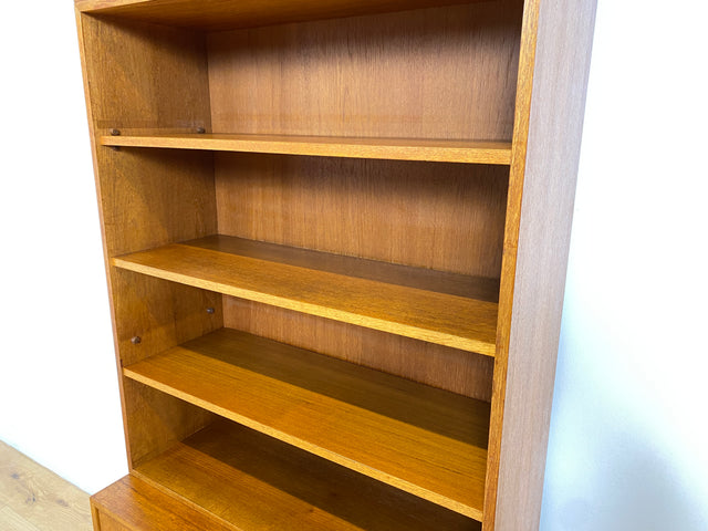 WMK # Stilvoller und sehr gut erhaltener hoher und modularer Mid-Century Bücherschrank aus 1960 in Teakholz # Schrank Highboard Regal Wohnzimmerschrank Bücherregal Schrankwand Regalwand Vintage Teak