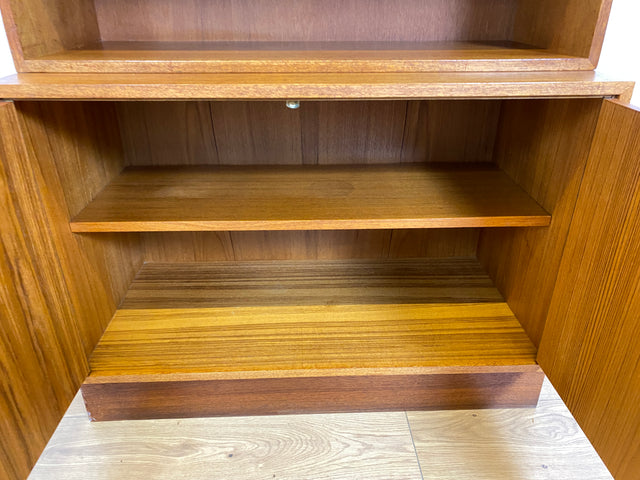 WMK # Stilvoller und sehr gut erhaltener hoher und modularer Mid-Century Bücherschrank aus 1960 in Teakholz # Schrank Highboard Regal Wohnzimmerschrank Bücherregal Schrankwand Regalwand Vintage Teak