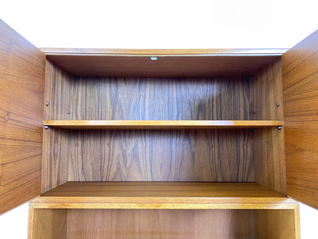 WMK # Stilvoller und sehr gut erhaltener hoher und modularer Mid-Century Bücherschrank aus 1960 in Teakholz # Schrank Highboard Regal Wohnzimmerschrank Bücherregal Schrankwand Regalwand Vintage Teak