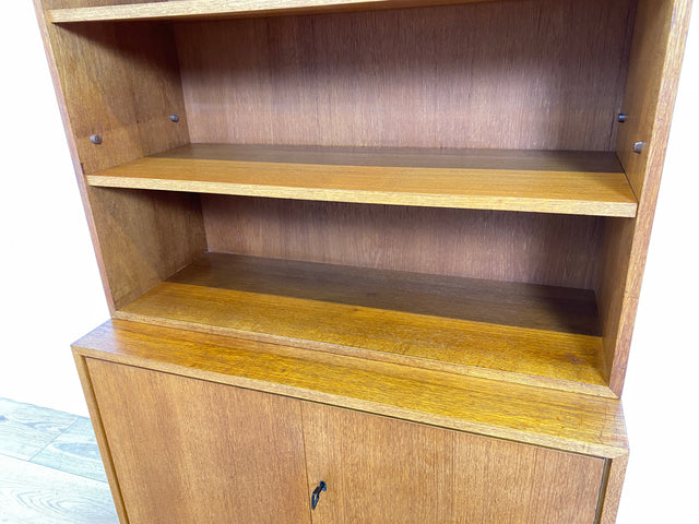 WMK # Stilvoller und sehr gut erhaltener hoher und modularer Mid-Century Bücherschrank aus 1960 in Teakholz # Schrank Highboard Regal Wohnzimmerschrank Bücherregal Schrankwand Regalwand Vintage Teak