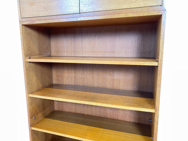 WMK # Stilvoller und sehr gut erhaltener hoher und modularer Mid-Century Bücherschrank aus 1960 in Teakholz # Schrank Highboard Regal Wohnzimmerschrank Bücherregal Schrankwand Regalwand Vintage Teak