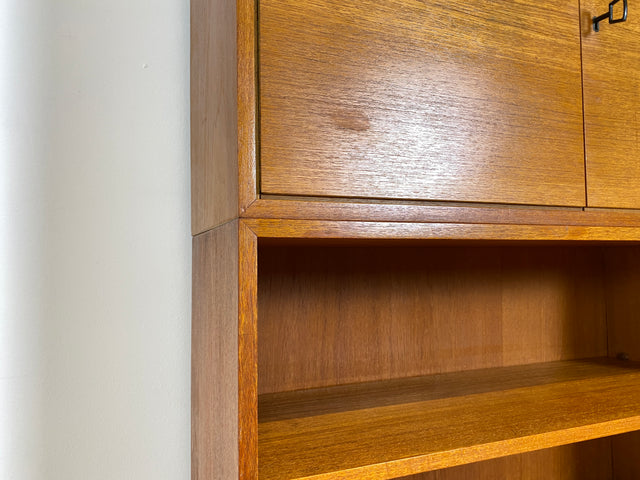 WMK # Stilvoller und sehr gut erhaltener hoher und modularer Mid-Century Bücherschrank aus 1960 in Teakholz # Schrank Highboard Regal Wohnzimmerschrank Bücherregal Schrankwand Regalwand Vintage Teak