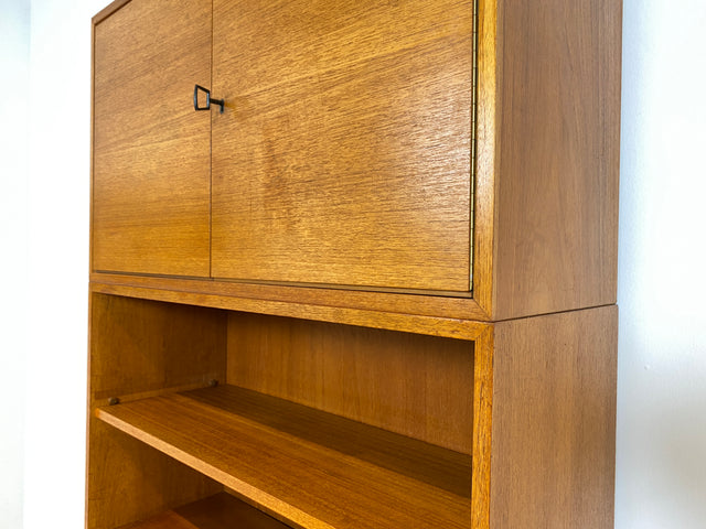 WMK # Stilvoller und sehr gut erhaltener hoher und modularer Mid-Century Bücherschrank aus 1960 in Teakholz # Schrank Highboard Regal Wohnzimmerschrank Bücherregal Schrankwand Regalwand Vintage Teak