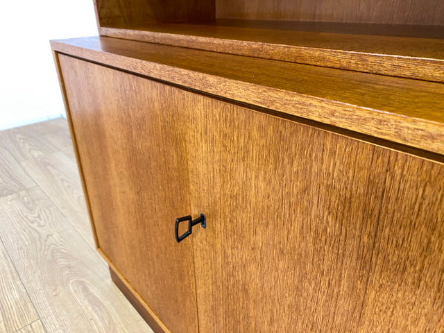 WMK # Stilvoller und sehr gut erhaltener hoher und modularer Mid-Century Bücherschrank aus 1960 in Teakholz # Schrank Highboard Regal Wohnzimmerschrank Bücherregal Schrankwand Regalwand Vintage Teak