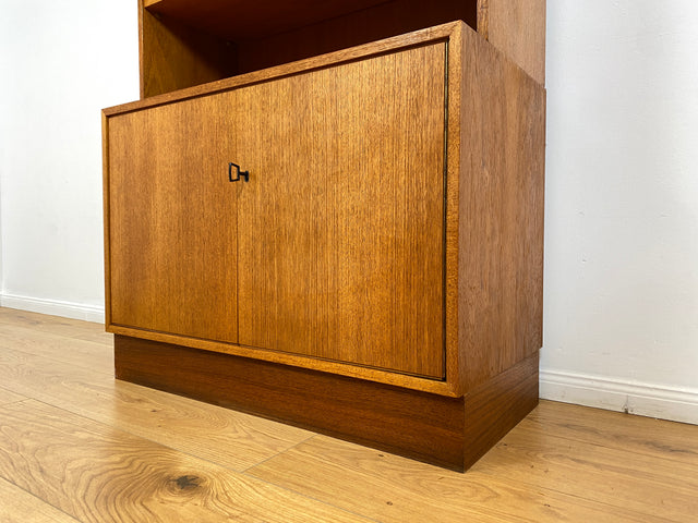 WMK # Stilvoller und sehr gut erhaltener hoher und modularer Mid-Century Bücherschrank aus 1960 in Teakholz # Schrank Highboard Regal Wohnzimmerschrank Bücherregal Schrankwand Regalwand Vintage Teak