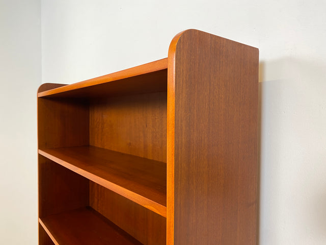 WMK # Stilvolles & gut erhaltenes hohes skandinavisches Bücherregal aus vollem Holz mit verstellbaren Regalböden # Regal Bücherschrank Holzregal Küchenregal Mid-Century Vintage 60er # Versand möglich