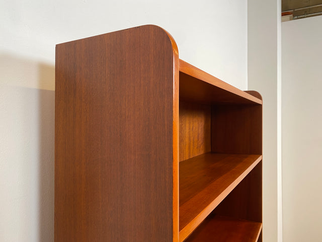 WMK # Stilvolles & gut erhaltenes hohes skandinavisches Bücherregal aus vollem Holz mit verstellbaren Regalböden # Regal Bücherschrank Holzregal Küchenregal Mid-Century Vintage 60er # Versand möglich