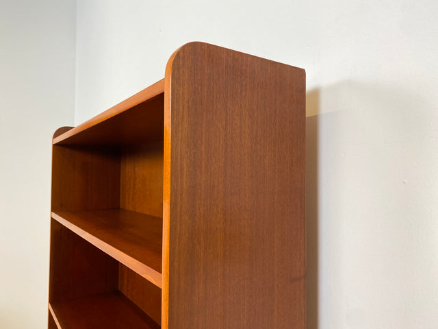 WMK # Stilvolles & gut erhaltenes hohes skandinavisches Bücherregal aus vollem Holz mit verstellbaren Regalböden # Regal Bücherschrank Holzregal Küchenregal Mid-Century Vintage 60er # Versand möglich