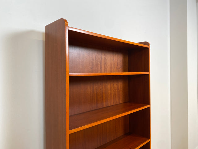 WMK # Stilvolles & gut erhaltenes hohes skandinavisches Bücherregal aus vollem Holz mit verstellbaren Regalböden # Regal Bücherschrank Holzregal Küchenregal Mid-Century Vintage 60er # Versand möglich