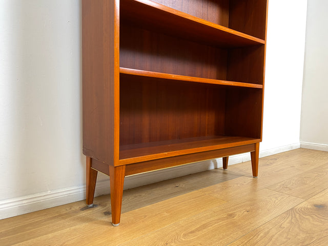 WMK # Stilvolles & gut erhaltenes hohes skandinavisches Bücherregal aus vollem Holz mit verstellbaren Regalböden # Regal Bücherschrank Holzregal Küchenregal Mid-Century Vintage 60er # Versand möglich