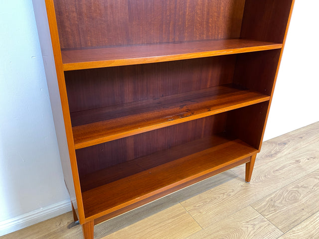 WMK # Stilvolles & gut erhaltenes hohes skandinavisches Bücherregal aus vollem Holz mit verstellbaren Regalböden # Regal Bücherschrank Holzregal Küchenregal Mid-Century Vintage 60er # Versand möglich