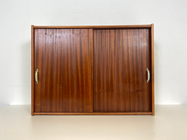 WMK Formschöner und gut erhaltener Mid-Century Hängeschrank mit praktischen Schiebetüren und Originalgriffen # Hängekommode Wandkommode Hängeregal Hängevitrine Küchenhängeschrank Vintage Retro 60er