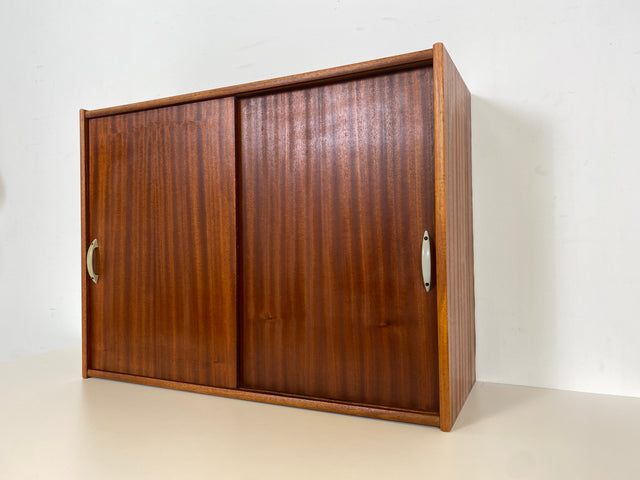 WMK Formschöner und gut erhaltener Mid-Century Hängeschrank mit praktischen Schiebetüren und Originalgriffen # Hängekommode Wandkommode Hängeregal Hängevitrine Küchenhängeschrank Vintage Retro 60er