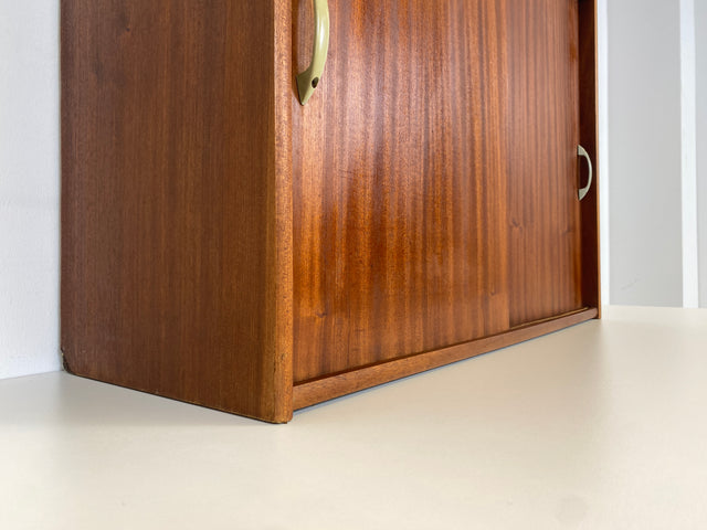 WMK Formschöner und gut erhaltener Mid-Century Hängeschrank mit praktischen Schiebetüren und Originalgriffen # Hängekommode Wandkommode Hängeregal Hängevitrine Küchenhängeschrank Vintage Retro 60er