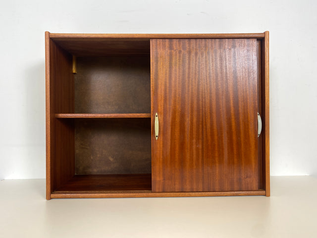 WMK Formschöner und gut erhaltener Mid-Century Hängeschrank mit praktischen Schiebetüren und Originalgriffen # Hängekommode Wandkommode Hängeregal Hängevitrine Küchenhängeschrank Vintage Retro 60er