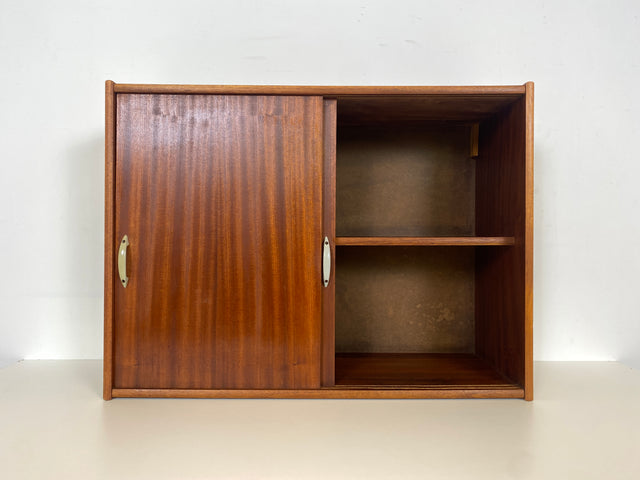 WMK Formschöner und gut erhaltener Mid-Century Hängeschrank mit praktischen Schiebetüren und Originalgriffen # Hängekommode Wandkommode Hängeregal Hängevitrine Küchenhängeschrank Vintage Retro 60er