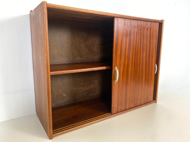 WMK Formschöner und gut erhaltener Mid-Century Hängeschrank mit praktischen Schiebetüren und Originalgriffen # Hängekommode Wandkommode Hängeregal Hängevitrine Küchenhängeschrank Vintage Retro 60er