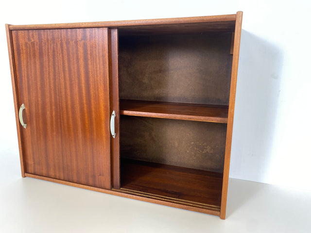 WMK Formschöner und gut erhaltener Mid-Century Hängeschrank mit praktischen Schiebetüren und Originalgriffen # Hängekommode Wandkommode Hängeregal Hängevitrine Küchenhängeschrank Vintage Retro 60er