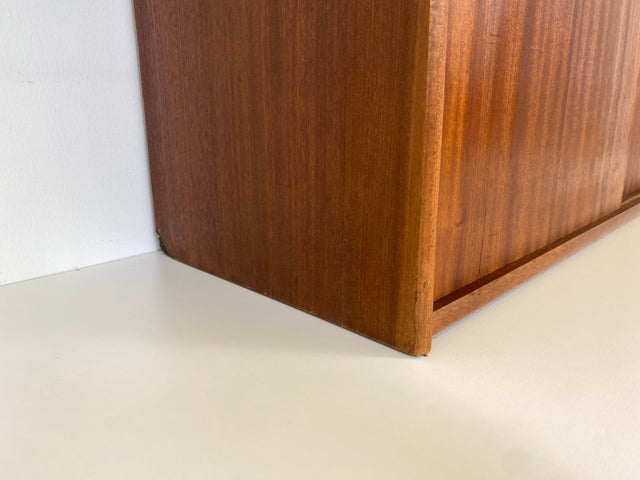 WMK Formschöner und gut erhaltener Mid-Century Hängeschrank mit praktischen Schiebetüren und Originalgriffen # Hängekommode Wandkommode Hängeregal Hängevitrine Küchenhängeschrank Vintage Retro 60er