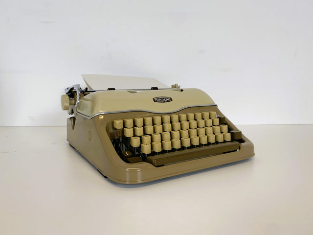 WMK Kultige, gut erhaltene und funktionsfähige mechanische Reiseschreibmaschine Typ Gabriele von Triumph , das Urmodell 3 aus den 1950-60ern # Schreibmaschine Typwriter Mid-Century Retro Vintage 50er