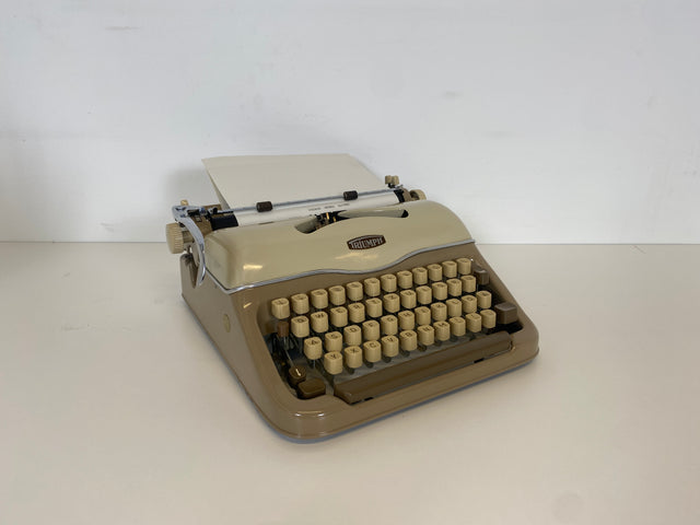 WMK Kultige, gut erhaltene und funktionsfähige mechanische Reiseschreibmaschine Typ Gabriele von Triumph , das Urmodell 3 aus den 1950-60ern # Schreibmaschine Typwriter Mid-Century Retro Vintage 50er