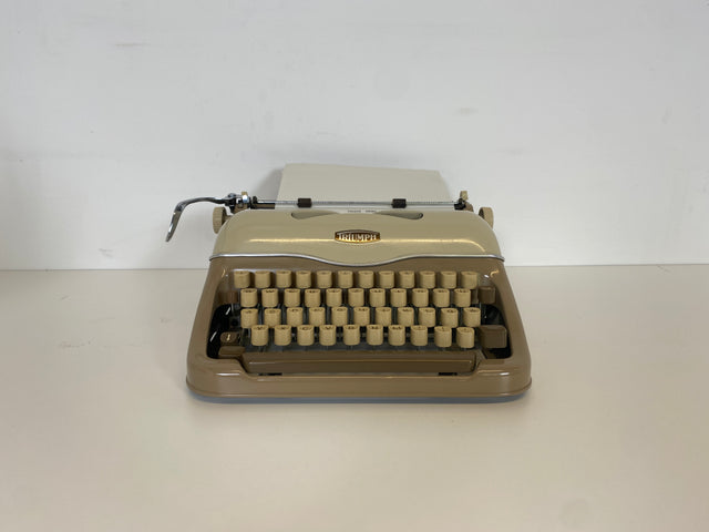 WMK Kultige, gut erhaltene und funktionsfähige mechanische Reiseschreibmaschine Typ Gabriele von Triumph , das Urmodell 3 aus den 1950-60ern # Schreibmaschine Typwriter Mid-Century Retro Vintage 50er