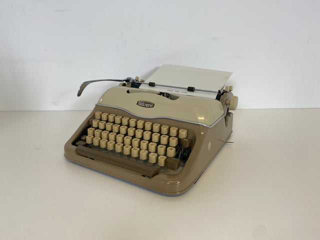 WMK Kultige, gut erhaltene und funktionsfähige mechanische Reiseschreibmaschine Typ Gabriele von Triumph , das Urmodell 3 aus den 1950-60ern # Schreibmaschine Typwriter Mid-Century Retro Vintage 50er