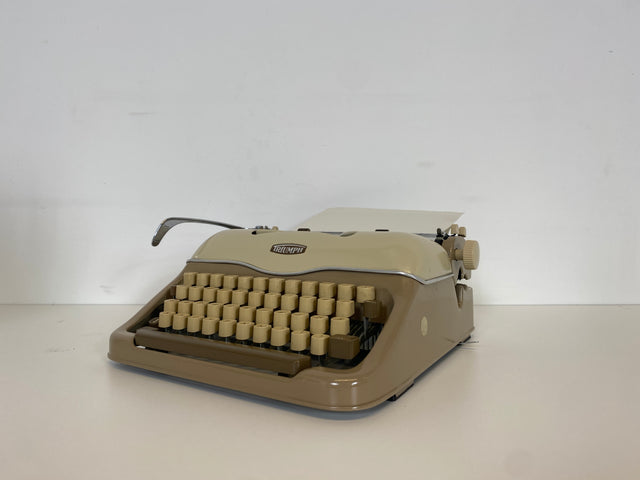 WMK Kultige, gut erhaltene und funktionsfähige mechanische Reiseschreibmaschine Typ Gabriele von Triumph , das Urmodell 3 aus den 1950-60ern # Schreibmaschine Typwriter Mid-Century Retro Vintage 50er