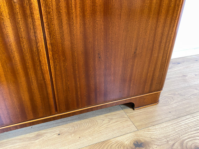 WMK Hochwertiger und gut erhaltener Mid-Century Wäscheschrank aus Vollholz in Mahagoni mit innenliegenden Schubladen # Schrank Highboard Kleiderschrank Wardrobe Flurschrank Schuhschrank Vintage 60er