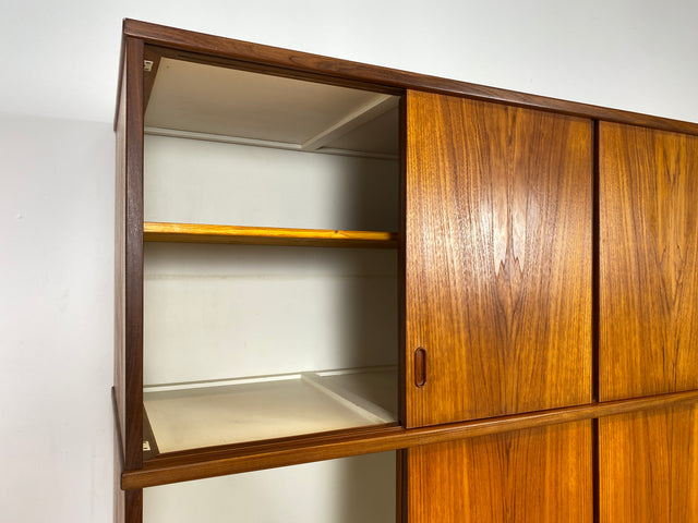 WMK Stilvoller & gut erhaltener groáer skandinavischer Kleiderschrank in Teakholz mit Schiebetren & Aufsatz # Schrank W„scheschrank Schlafzimmerschrank Wardrobe Danish Design Mid-Century Vintage Teak