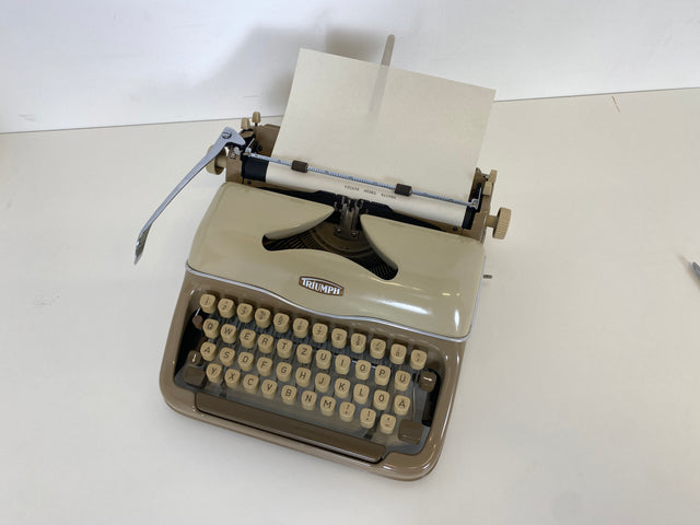 WMK Kultige, gut erhaltene und funktionsfähige mechanische Reiseschreibmaschine Typ Gabriele von Triumph , das Urmodell 3 aus den 1950-60ern # Schreibmaschine Typwriter Mid-Century Retro Vintage 50er